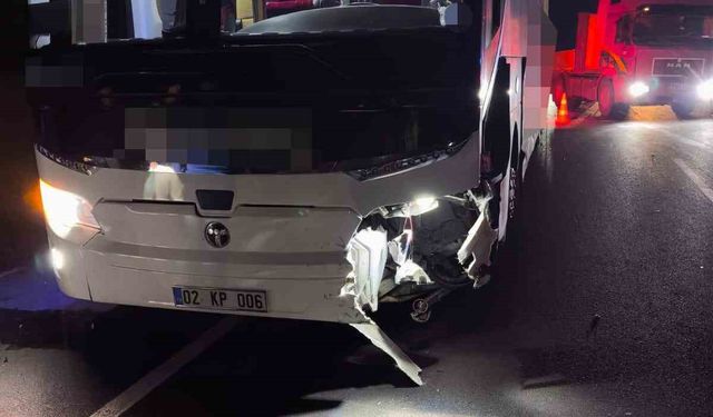 Kontrolden çıkan otomobil karşı şeride geçerek yolcu otobüsüne çarptı: 1 ölü