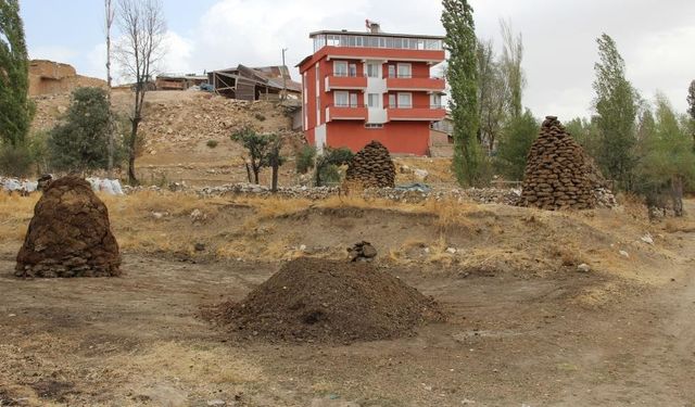 Köylüler kışa hazır: Yakacaklar tezekten