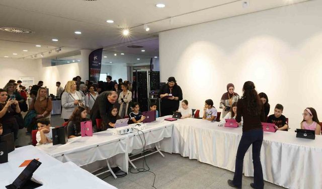 Küçükçekmece Belediyesi’nin düzenlediği Yapay Zeka Şenliği’nde öğrenme ve üretme fırsatı