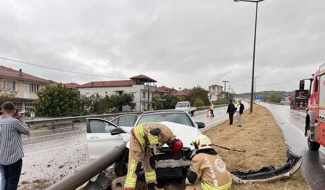 Kula’da facianın eşiğinden dönüldü: Otomobil orta refüje çıktı