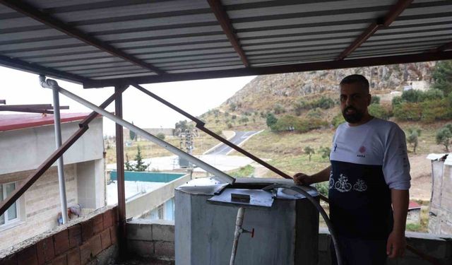 Kurduğu sistemle depoladığı yağmur suyunu evde kullanan vatandaş sosyal medyada ilgi odağı oldu