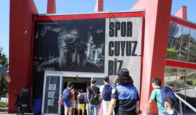 Mersin’de polis desteğiyle çocuklara yüzme eğitimi verildi