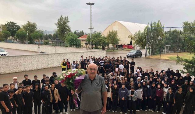 Mezun olduğu okulda 40 yıl görev yapan öğretmen ağlatan törenle emekli oldu