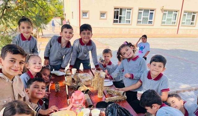 Minik ellerden sokak hayvanlarına sevgi dolu yiyecekler