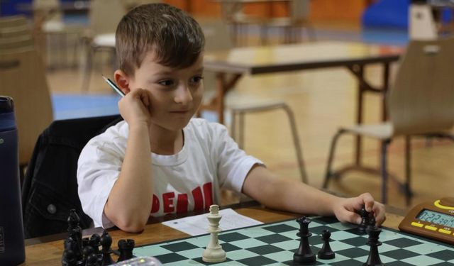 Minikler satrançta hünerlerini sergiledi