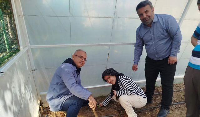 Özel öğrenciler fideleri toprakla buluşturdu
