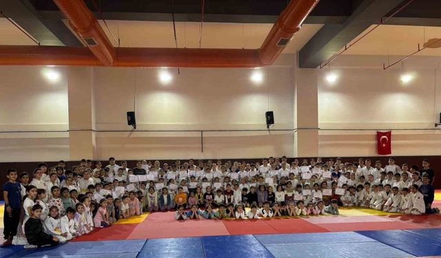 Salihli’de 250 judocu kemer sınavında ter döktü