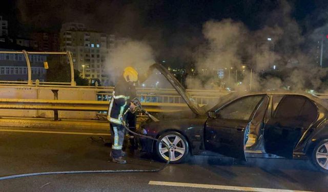Seyir halindeki otomobil alev aldı
