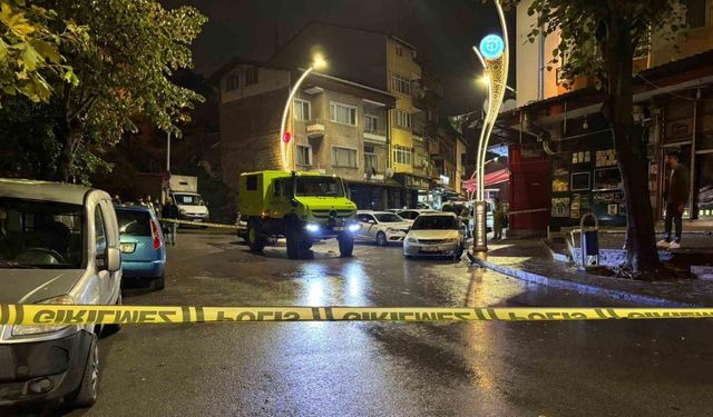 Sokak ortasında cinayet kamerada: Jiletle çevreye rahatsızlık veren şahıs silahla vuruldu