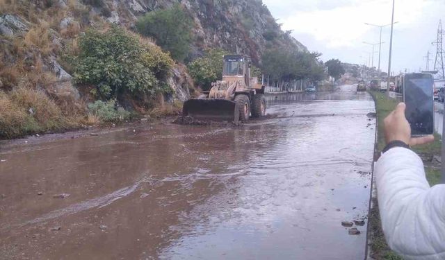 Söke’de toprak kayması: "Karayolu trafiğe kapandı"