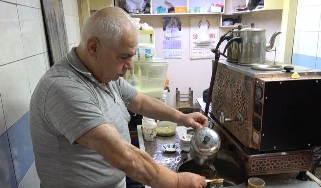 Tarihi Bakırcılar Çarşısı’nın yarım asırlık çaycısı