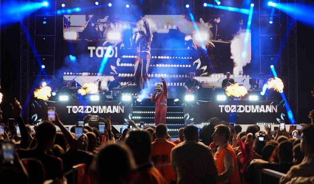 Tarsus’ta cumhuriyet coşkusu Sefo konseriyle zirveye ulaştı