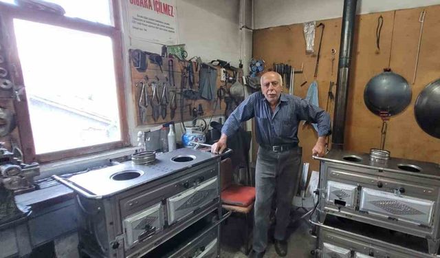 Unutulmaya yüz tutan meslek ustası yaptığı sobalarla içleri ısıtıyor