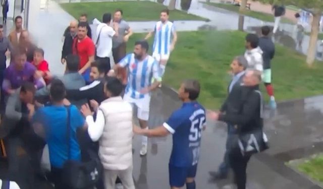 Yenildikleri takımın futbolcuları tarafından darbedildiler