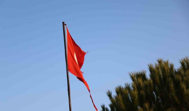 Yırtılan Türk bayrağı değiştirileceği günü bekliyor