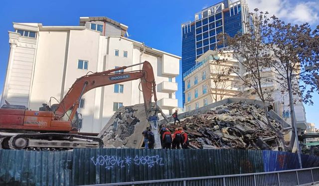 Ankara’da yıkım çalışması gerçekleştiliren binada çökme meydana geldi