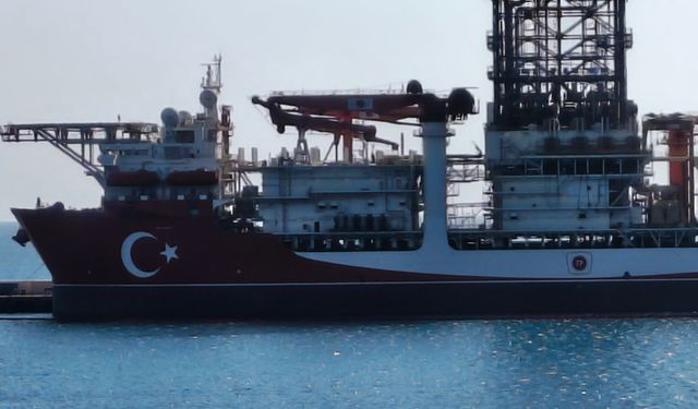 Türkiye’nin 228 metrelik denizdeki yeni gücü: Türkiye’nin rengine boyandı