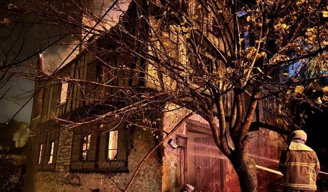 150 yıllık tarihi konakta çıkan yangın söndürüldü