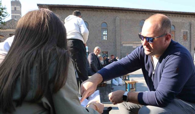 35 yıllık araçla Diyarbakır’ı karış karış geziyorlar