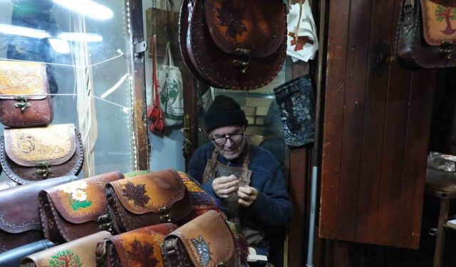 66 yıldır teknolojiye direnerek çanta yapıyor