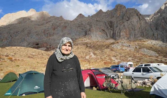 73 yaşındaki dağcı Hatun Okurkan gençlere taş çıkartıyor