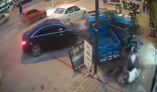 Adana’da kaza anı hem güvenlik kamerasına hem de araç kamerasına yansıdı