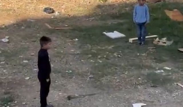 AFAD’ın siren testi sırasında çocuklar esas duruşa geçti