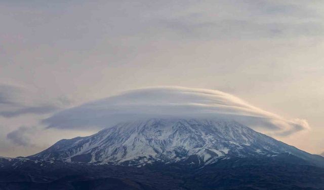 Ağrı Dağı’nda "mercek bulutu" hayran bıraktı