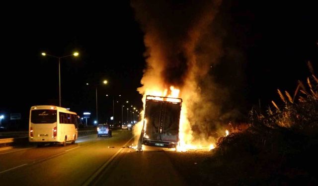 Antalya’da elektronik eşya yüklü nakliye aracı alev alev yandı