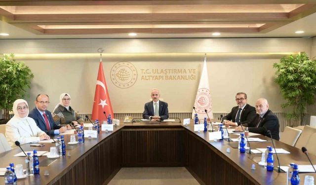 Bakan Uraloğlu: "Sosyal medyada gençlerimizin dijital dünyada daha güvenli yer alabilmelerini sağlamak için yapılabilecekleri ele aldık"