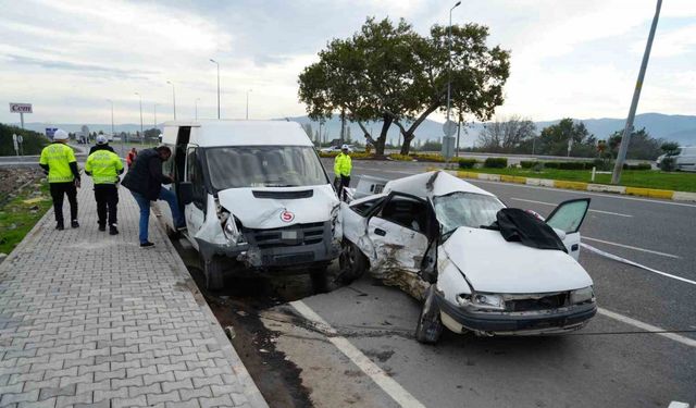 Balıkesir’de işçi servisi ile otomobil çarpıştı: 1 ölü, 4 yaralı