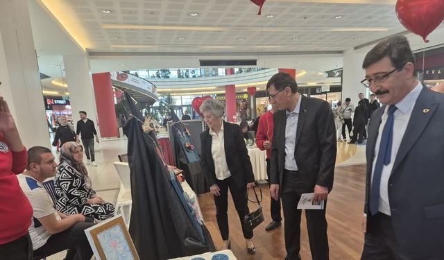 Başkan Kahveci, özel çocukların eserlerini inceledi