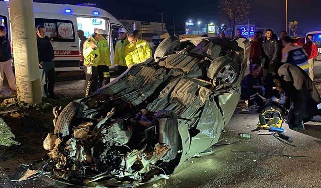 Bolu’da önce refüje ardından elektrik direğine çarpan otomobil tepetaklak oldu: 1 yaralı