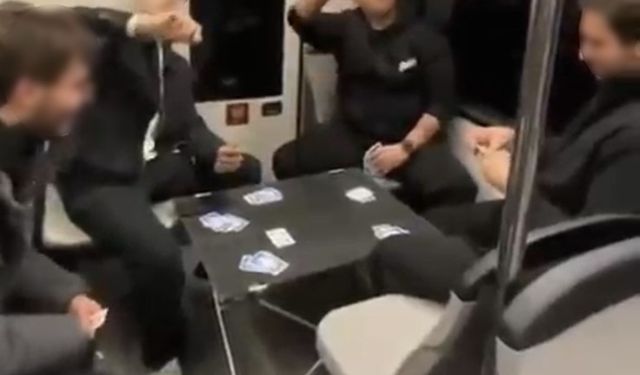 Bursa metrosunda şaşırtan görüntü: Gençler masa kurup oyun oynadı