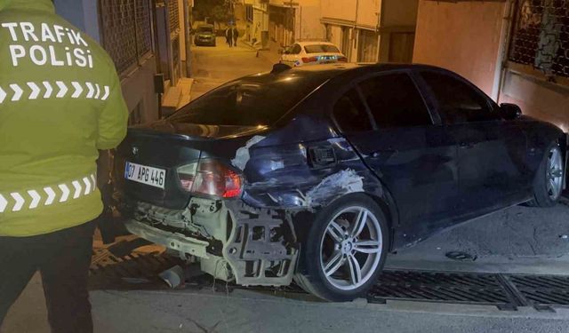 Bursa’da "dur" ihtarına uymayan sürücü 5 kilometre kaçtı: 3 araca ve duvara çarptı
