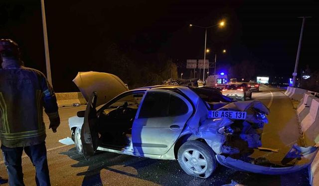 Bursa’da feci kaza: Bariyere çarpıp takla attı, 2 yaralı