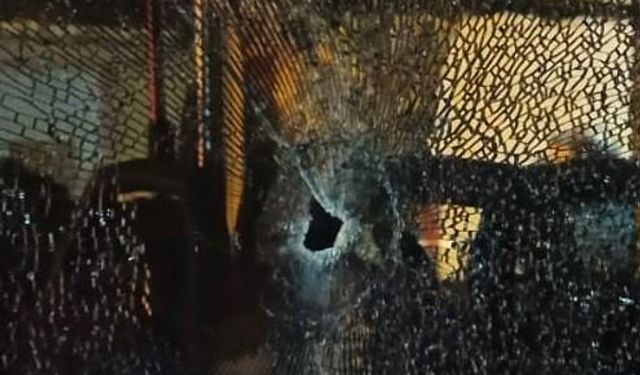 Çok sayıda yolcunun bulunduğu otobüse silahlı saldırı anı kamerada