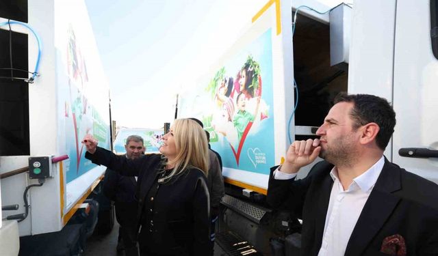 Çöp kamyonlarından çiçek kokuları yayılıyor