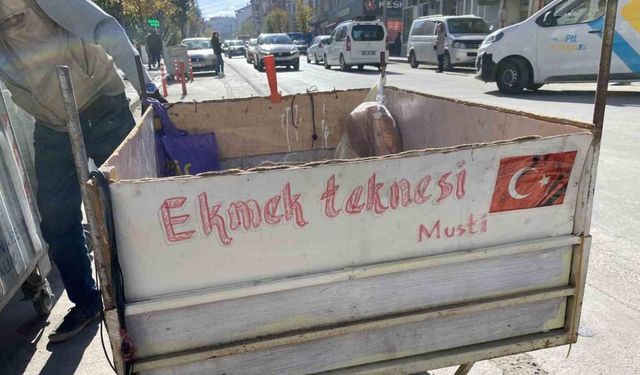 ‘Ekmek Teknesi’ yazılı el arabası ile her gün saatlerce atık malzeme topluyor