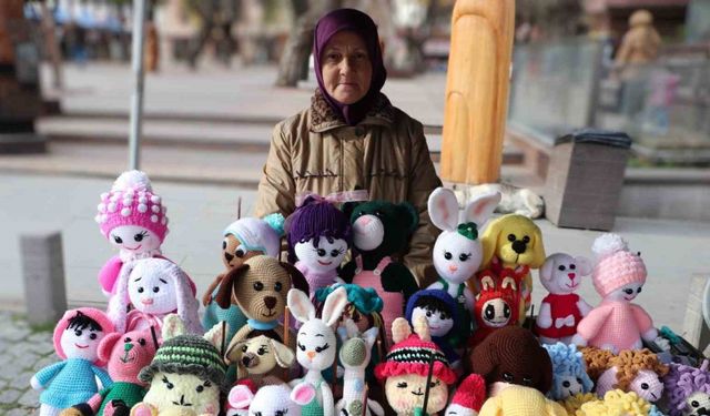 El emeğiyle ördüğü bebekleri satarak ev ekonomisine katkı sunuyor