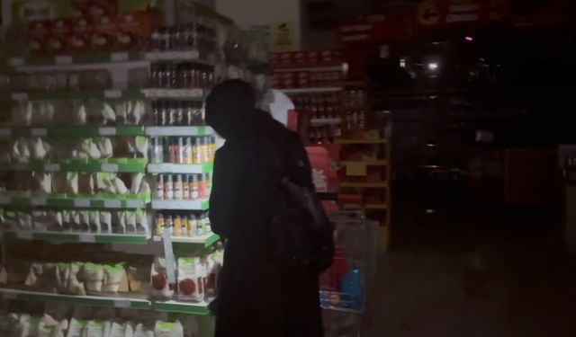 Erzincan’da vatandaşlar marketlerde cep telefonu ışığıyla alışveriş yaptı