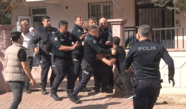 Evi yakmaya çalıştı, eşyaları sokağa fırlattı, çıkışta akraba dayağı yedi