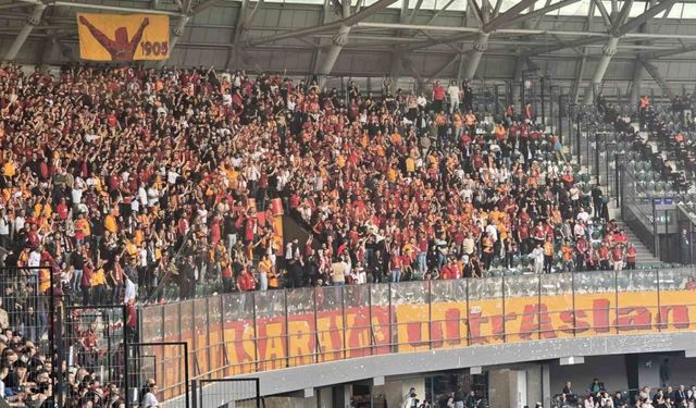 Galatasaray taraftarından Selçuk İnan tezahüratı