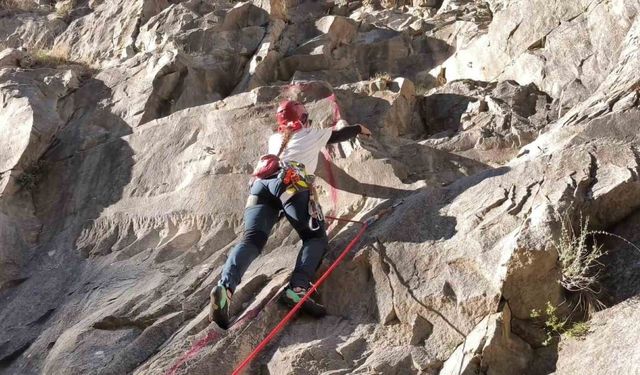 Gençlerden zorlu tırmanış eğitimi
