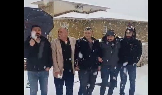 Hakkari’de halaylı kar yağışı kutlaması