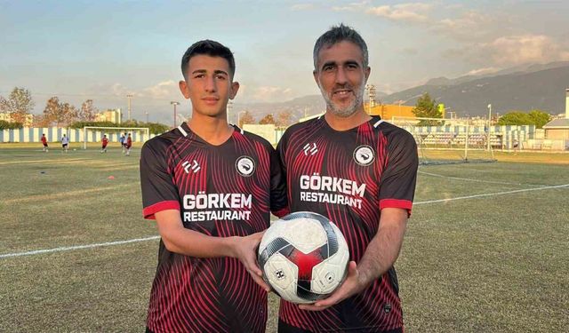 Hayalini gerçekleştiren 42 yaşındaki baba, 16 yaşındaki oğluyla birlikte meşin yuvarlağında peşinde koşuyor