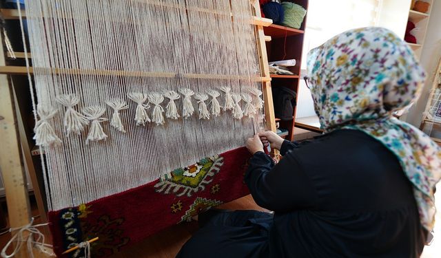 Hem geleneksel sanatları yaşatıyorlar hem de aile bütçelerine katkı sağlıyorlar