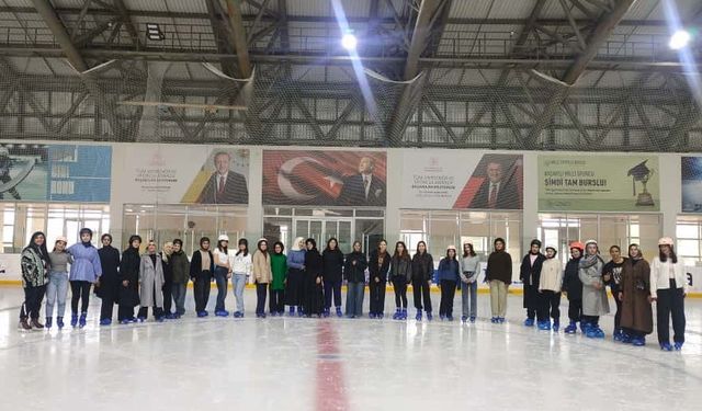 Hem okuyorlar hem buz pateni öğreniyorlar