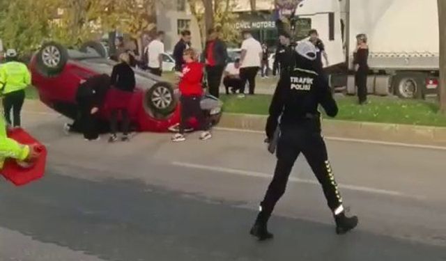 İki araç çarpıştı, takla atan otomobilde sürücü sıkıştı