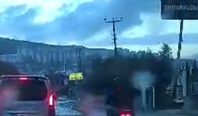 İş yerine girmek isteyen otomobile motosiklet çarptı: 2 yaralı